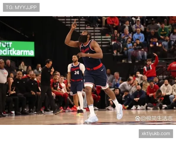 比尔突破创造关键得分拉开差距 领先队友表现更稳定